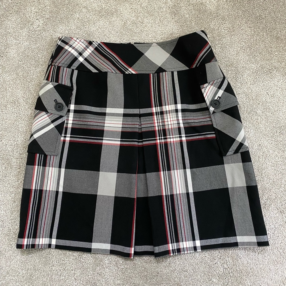 BNWT Super cute plaid Loft skirt. Size 6.